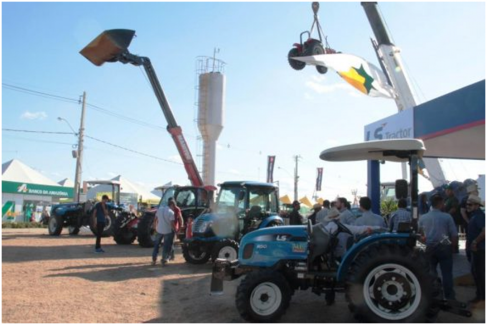 7ª RRSHOW- Governo entrega tratores e equipamentos para municípios