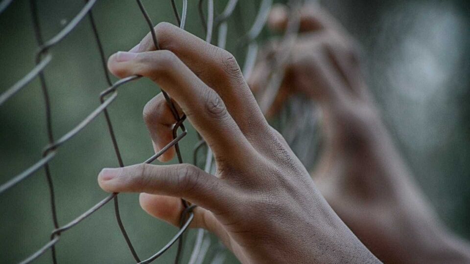 Adolescente de 11 anos é detido após estuprar menino de sete