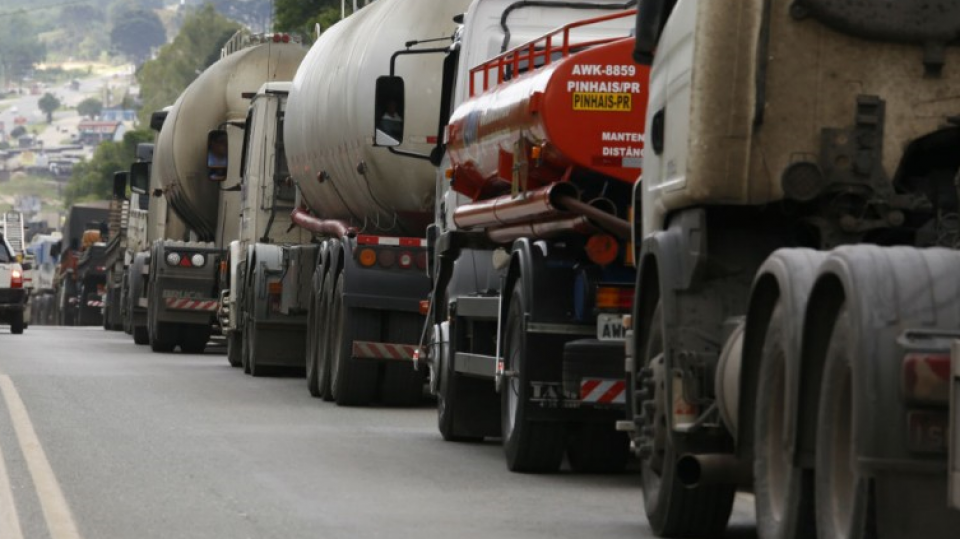 Vídeo: PRF escolta mais caminhões com combustível para usinas em Rondônia