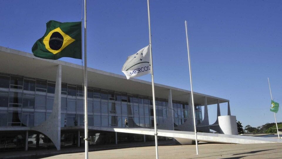 Grupo de caminhoneiros faz 'buzinaço' em frente ao Palácio do Planalto