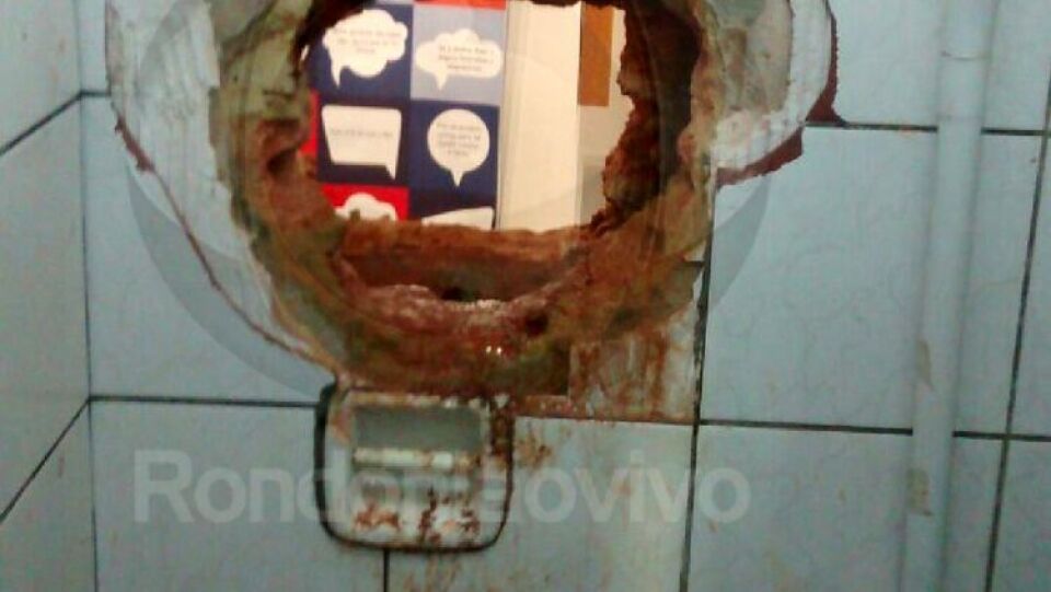 Bandidos quebram parede e invadem agência bancária no Centro