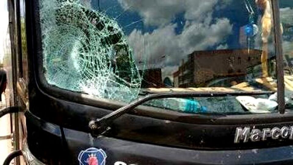 Manifestante" é preso por apedrejar ônibus coletivo na capital