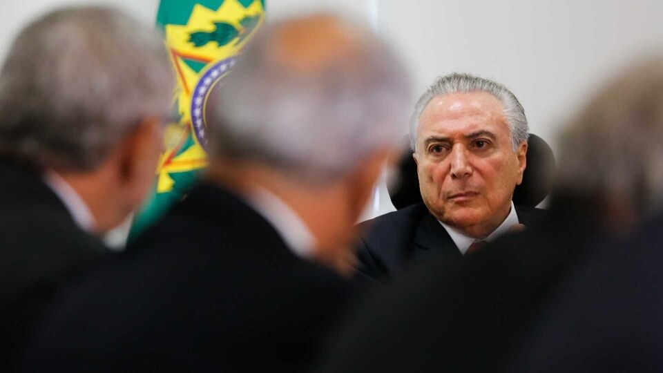 Após pedido de intervenção, Congresso discute saída de Temer
