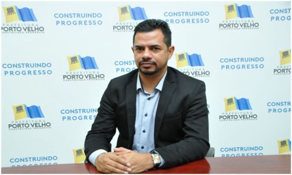 O prefeito Hildon Chaves não foi preso. Está em casa. Secretário da Educação está na Polícia Federal