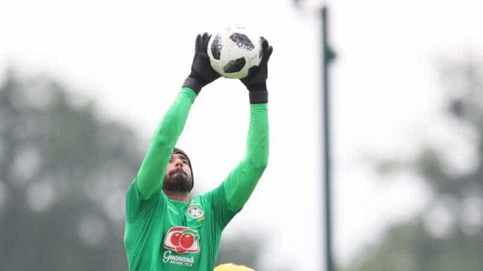 Goleiros da Seleção Brasileira vão a campo logo pela manhã
