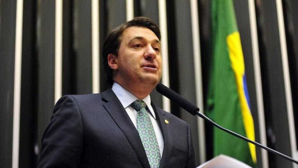 Briga de deputados quase acaba em pancadaria: 'Vou te pegar, vagabundo'