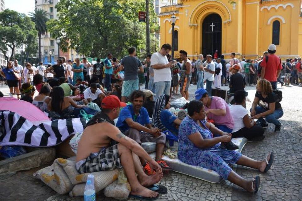Após tragédia, moradores de prédio que ruiu procuram líderes sem-teto