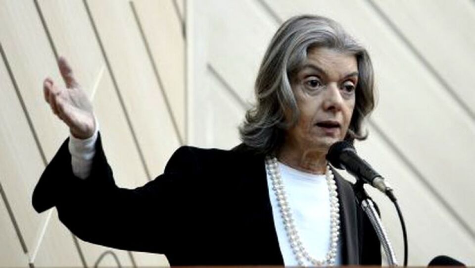 Cármen Lúcia recebe documento com 2,2 milhões de assinaturas por fim de foro