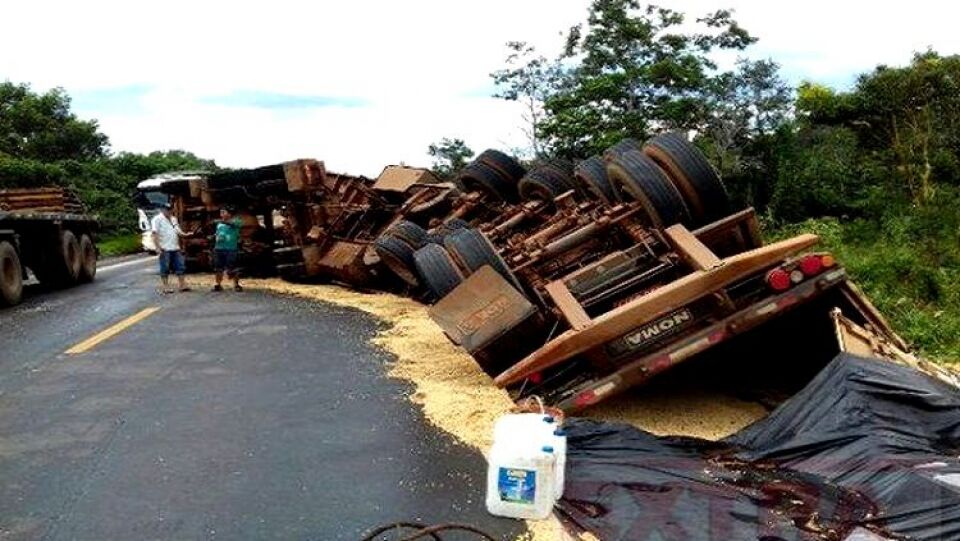 Carreta carregada com soja tomba na BR-364 próximo a Vilhena