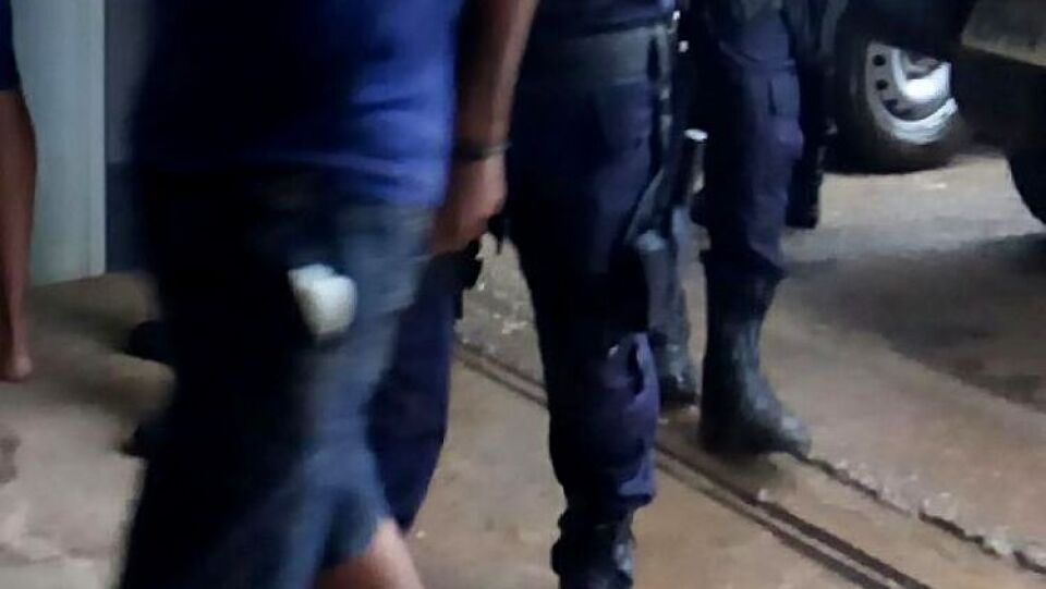 Com atitude suspeita e acusado de furto homem é preso em frente à residência