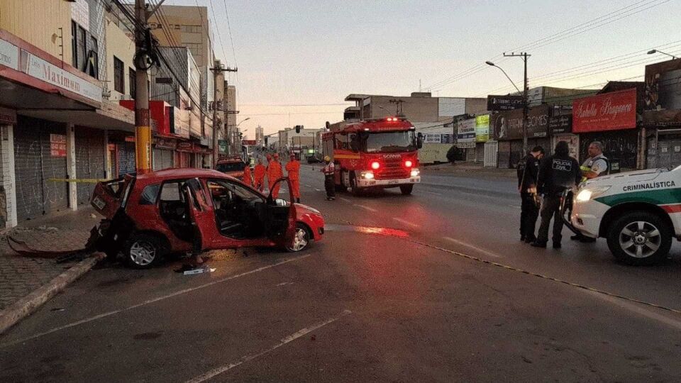 Deitada no banco de trás de carro, mulher morre em acidente no DF