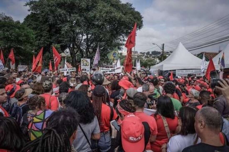 Delegado da PF ataca acampamento Lula Livre e destrói aparelhos de som