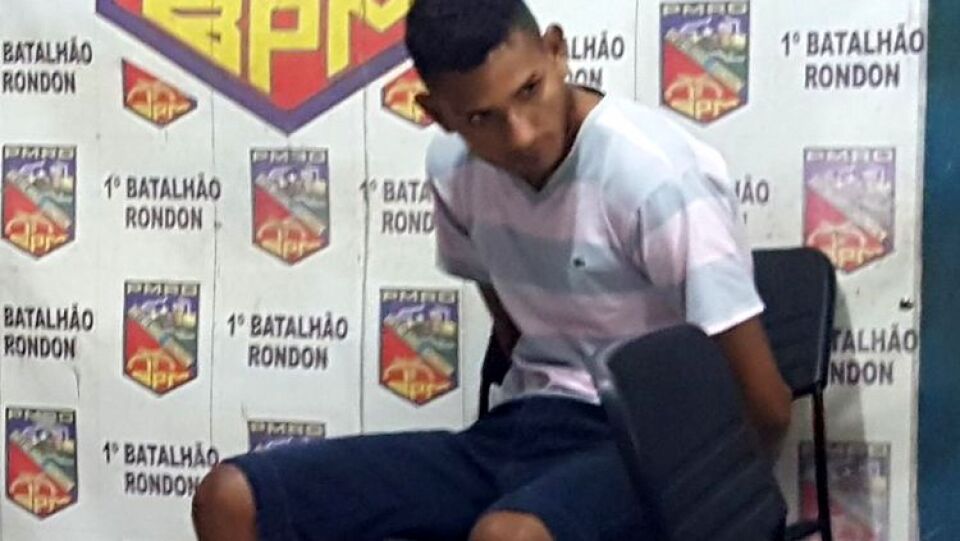 Foragido é preso com drogas dentro de casa