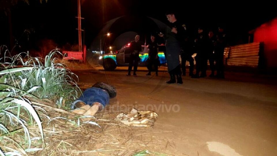 Homem é morto a facadas após agredir "amigo" a tijolada