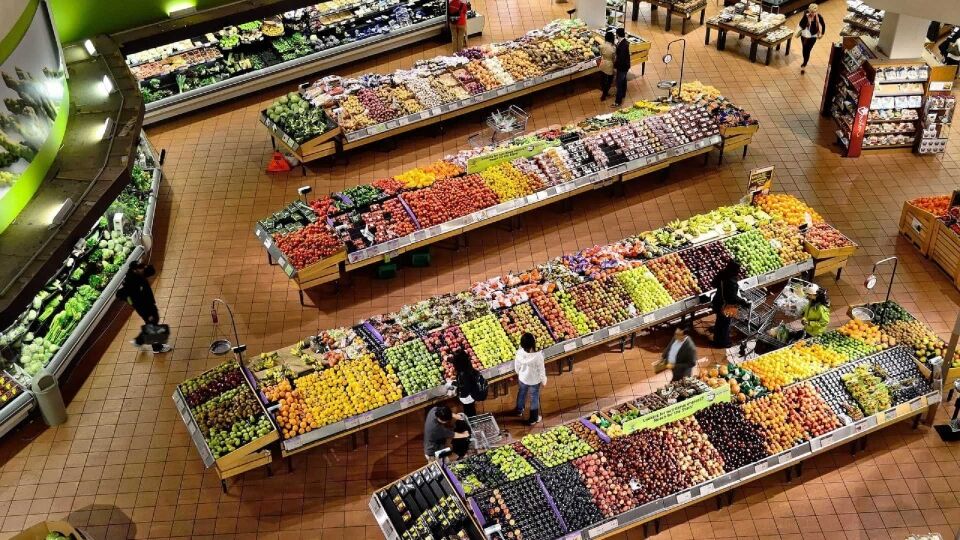 Homens disfarçados roubam 1,5 mil eletrônicos e picanha de supermercado