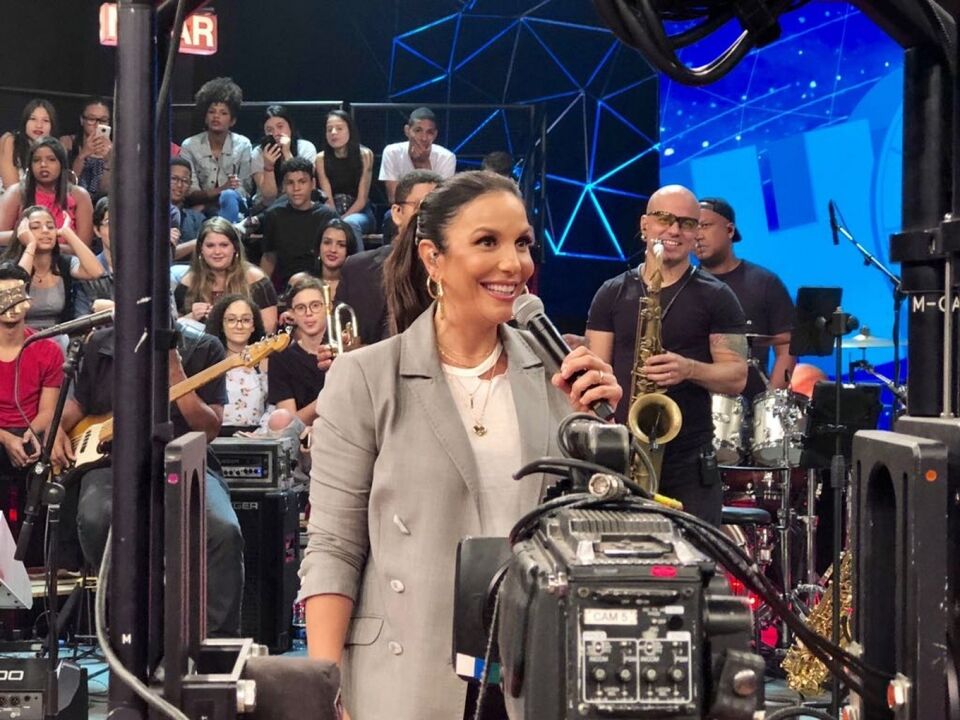 Ivete Sangalo participa de primeira gravação na TV após o nascimento das gêmeas, Helena e Marina