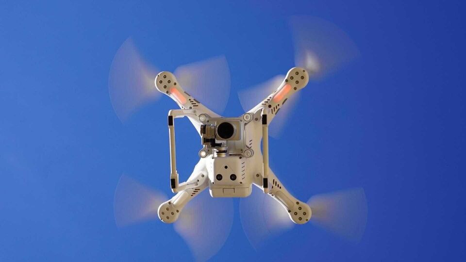 Jovem é baleado após flagrar vizinho o espionando com drone