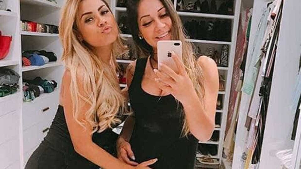 Lexa posa com Mayra Cardi e põe a mão na barriga de grávida da amiga