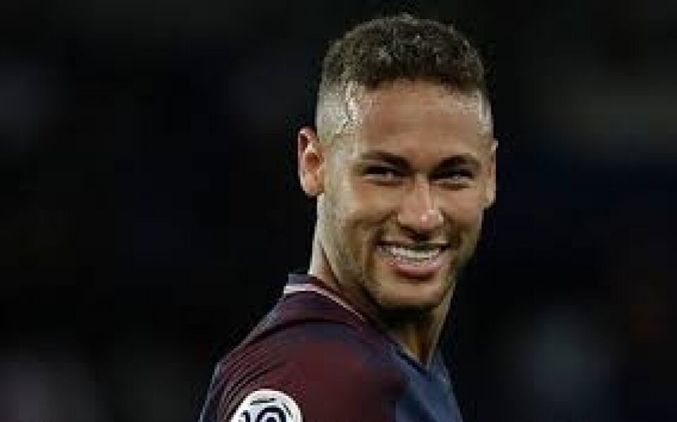 Neymar faz embaixadinhas com pé recuperado na volta à França