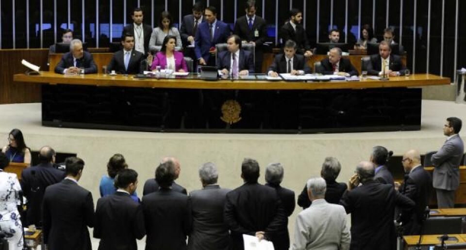 PEC que acaba com foro privilegiado está emperrada na Câmara