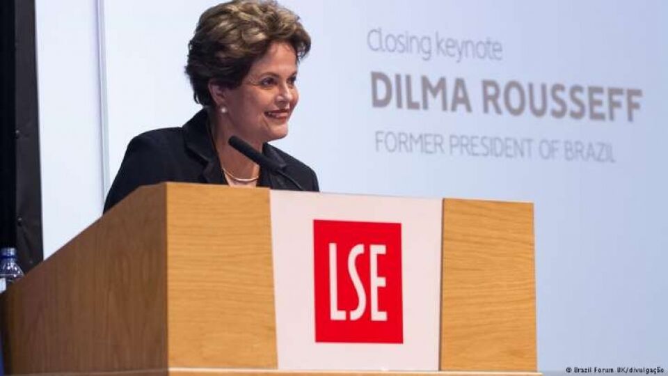 "Infelizmente assinei a lei da delação premiada", diz Dilma