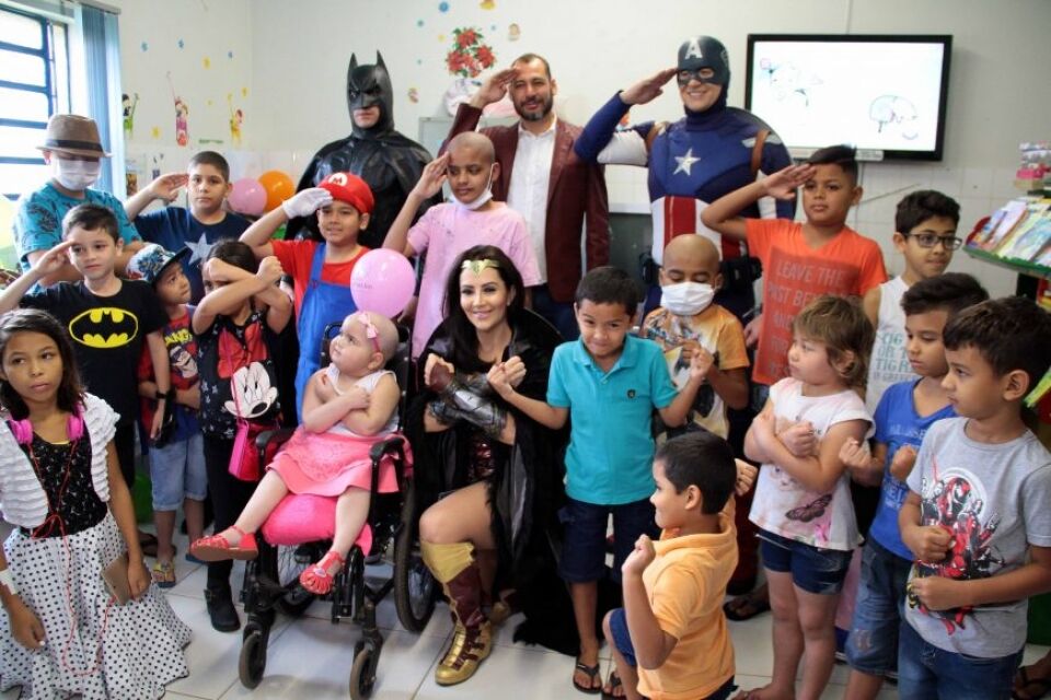 "Super-heróis" visitam crianças com câncer no HB