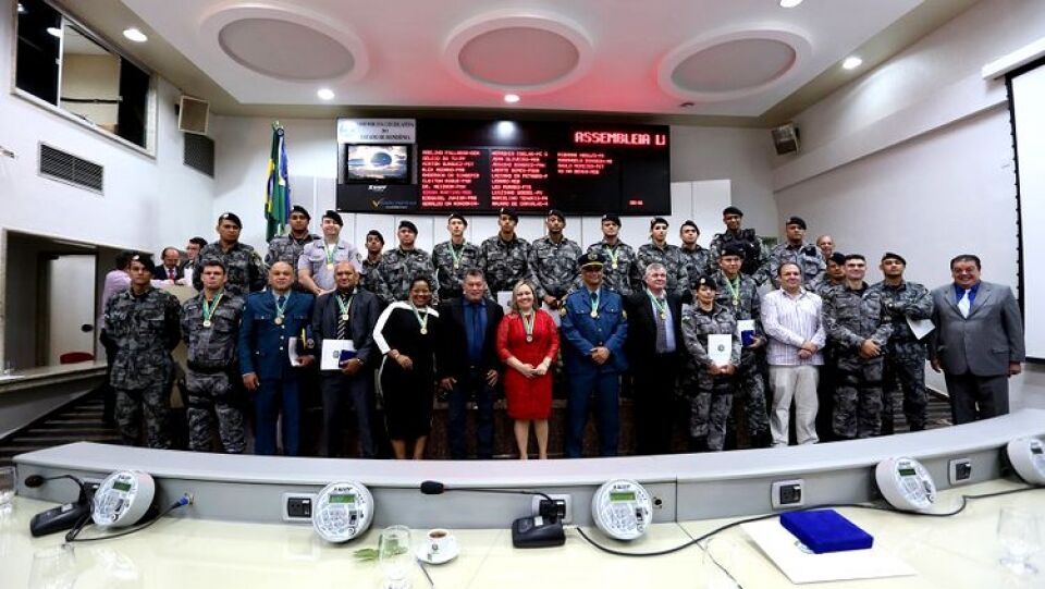 Sessão na ALE para Votos de Louvor e Medalhas de Mérito Legislativo
