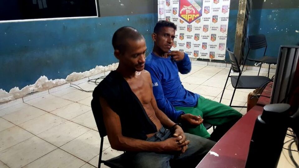 Suspeitos são flagrados em cima de poste furtando fiação elétrica