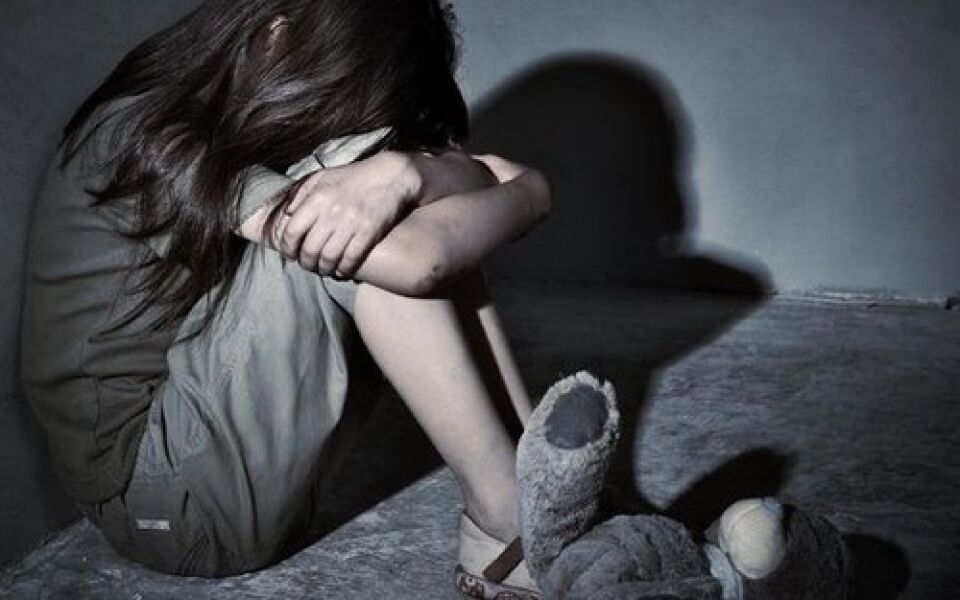 Menina de 10 anos é abusada pelo irmão enquanto dormia