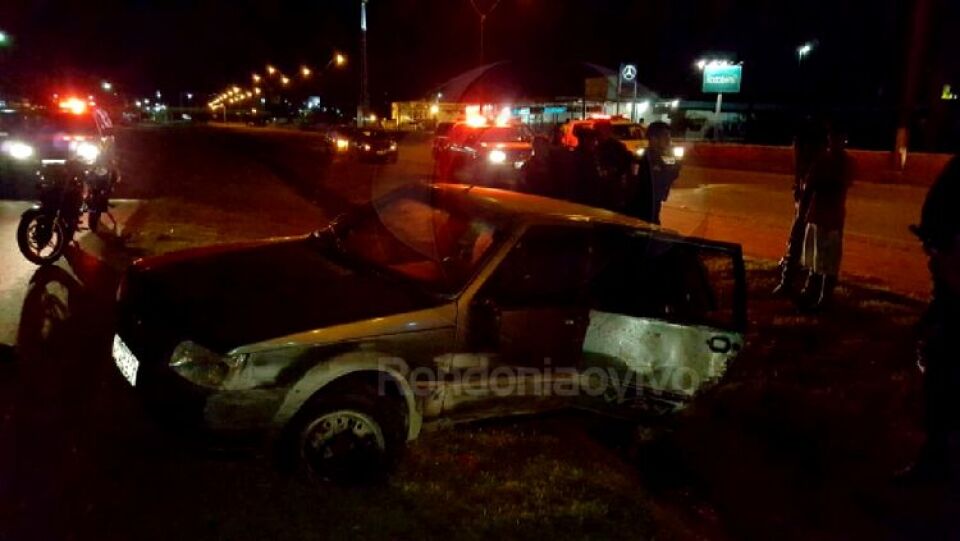 Carro tomba na BR-364 e deixa casal com as cabeças esmagadas