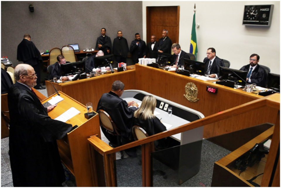 Mantida condenação de Oficial de Justiça que recebia de escritório por cumprimento de mandados