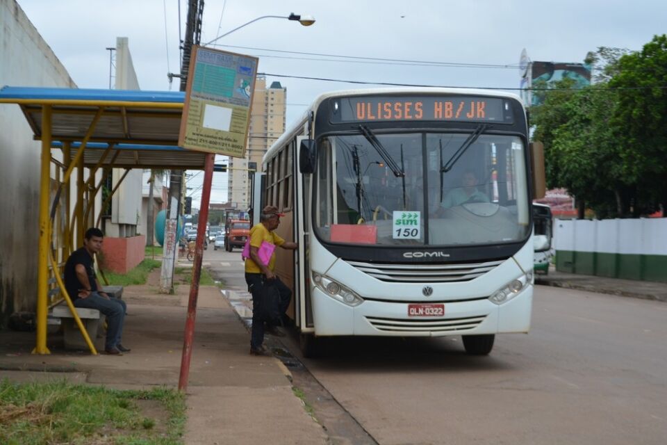 Passageiros de ônibus são assaltados por ladrões armados com faca e pistola de plástico