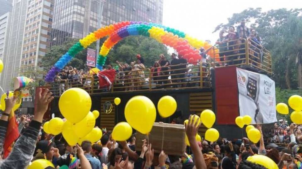 Com discursos sobre as eleições e vaias ao prefeito, Parada do Orgulho LGBT lota a Paulista