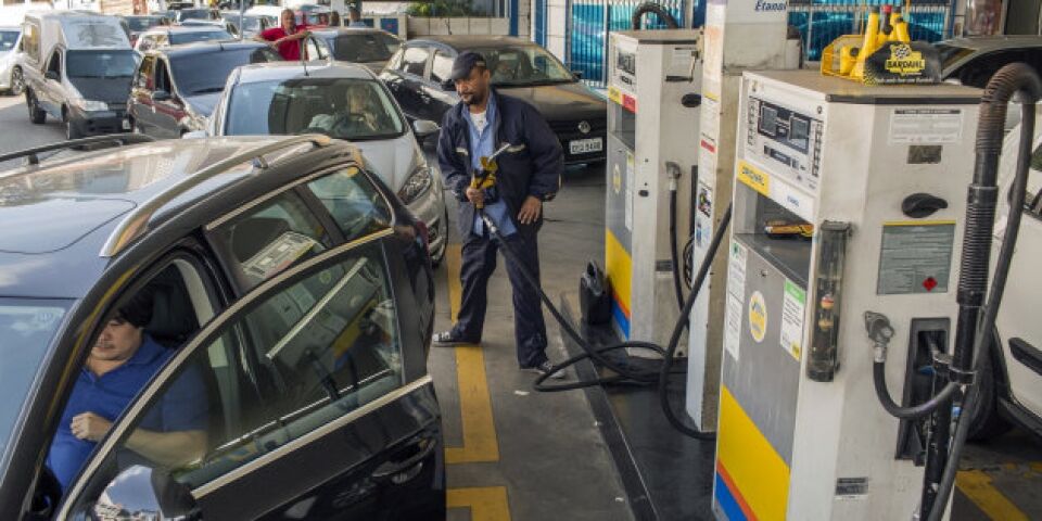 Petrobras anuncia reajuste na gasolina, mas sinaliza que pode rever a política de preços