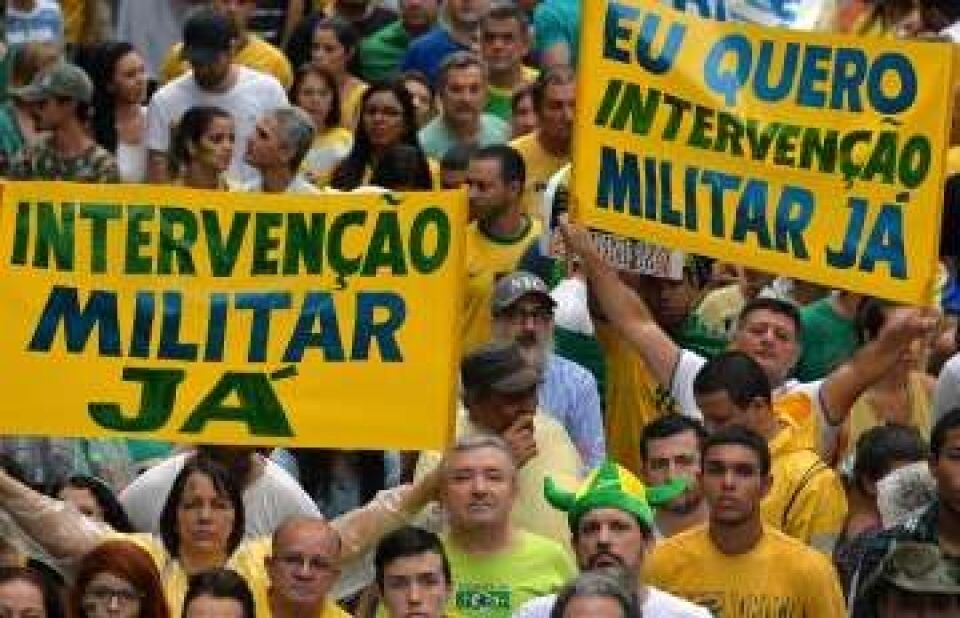 Pedidos por intervenção militar são grito de socorro de uma população descrente