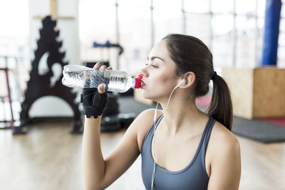 9 sinais de que você precisa beber mais água