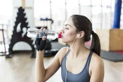 9 sinais de que você precisa beber mais água
