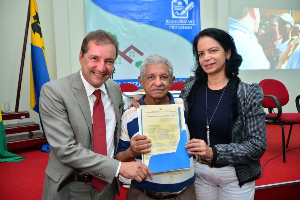 Prefeitura entrega mais 150 títulos a moradores dos bairros Panair, Pedrinhas e Ayrton Senna