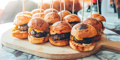 Como fazer hambúrguer caseiro digno de hamburgueria 'gourmet', segundo quem realmente entende do assunto