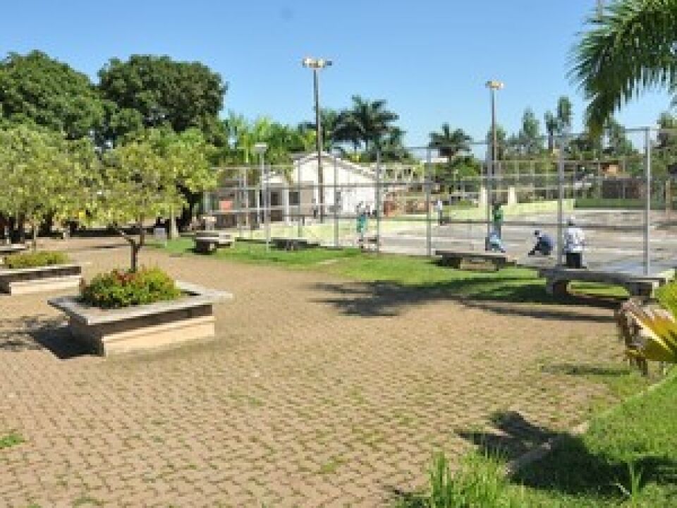 Prefeitura realiza trabalho de revitalização da praça Dominó, na região Leste da capital