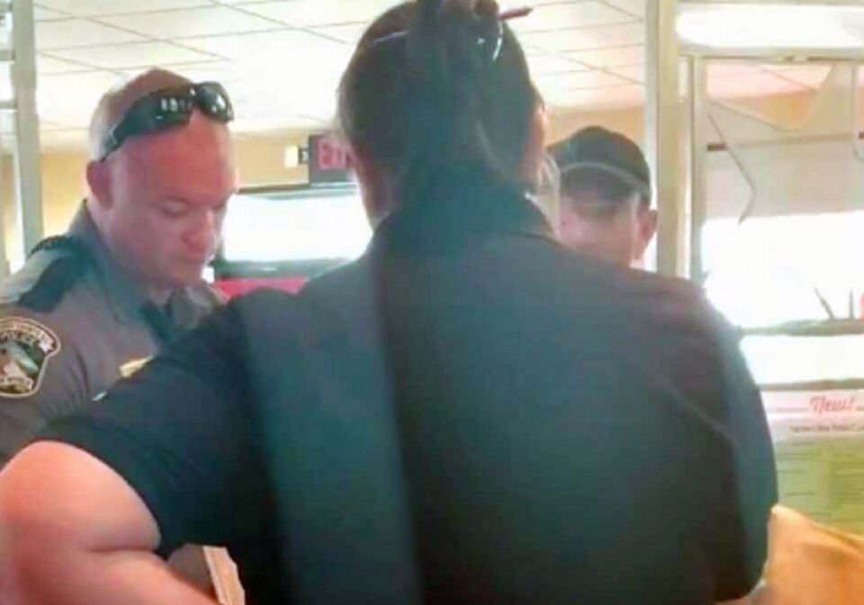 Policial é chamado para tirar mendigo que pedia comida de restaurante e todos se surpreende com sua atitude