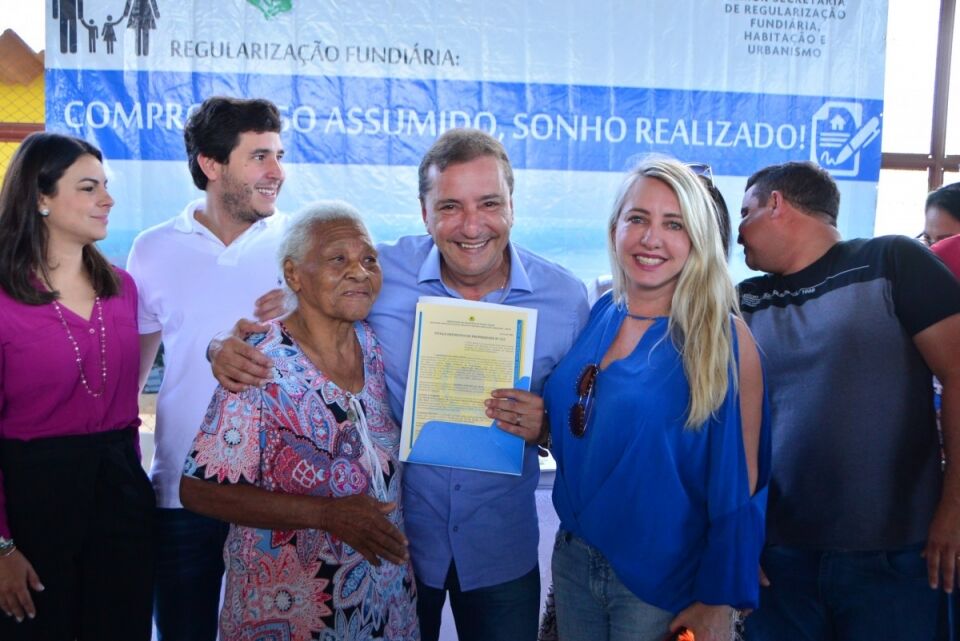 Emocionados, 1041 moradores do Bairro Areal recebem títulos definitivos dos seus lotes