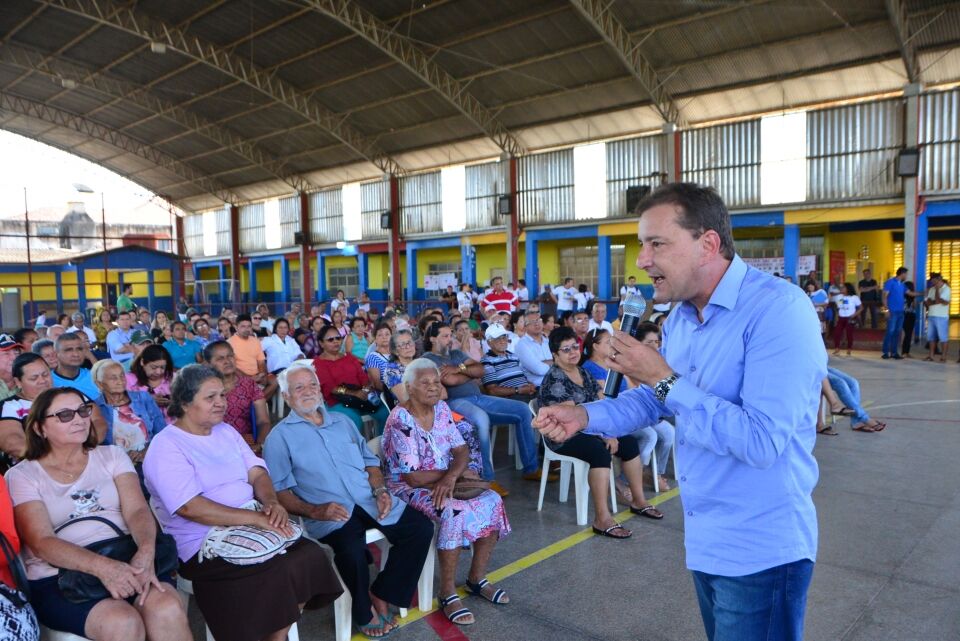 Emocionados, 1041 moradores do Bairro Areal recebem títulos definitivos dos seus lotes