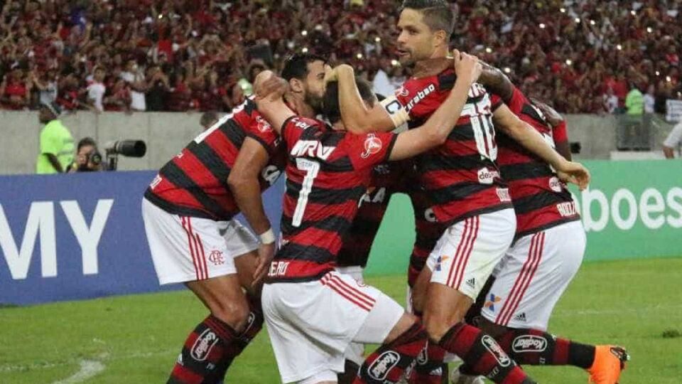 Flamengo vence o Paraná e garante liderança antes de pausa da Copa