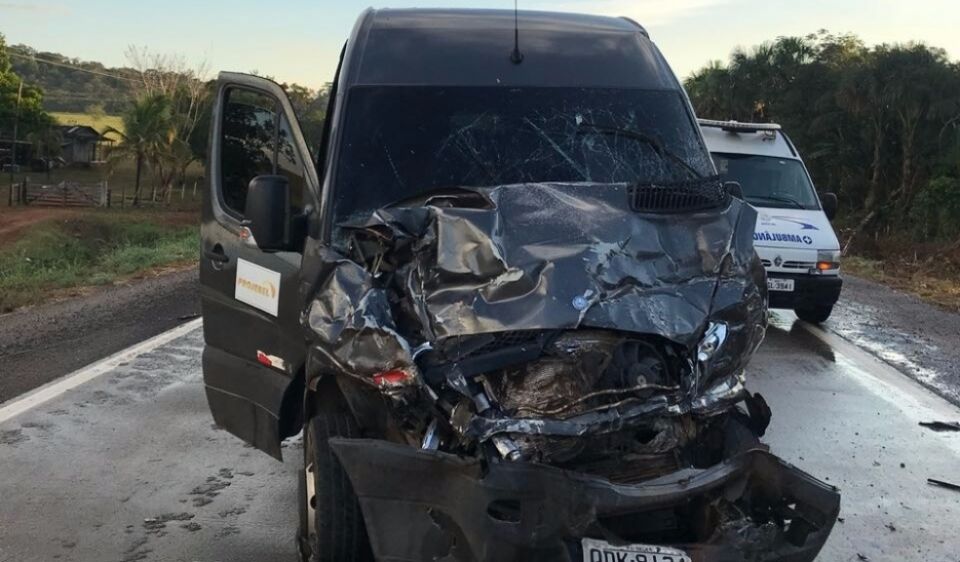 Hilux desgovernada provoca acidente com van do presídio federal que levava 26 funcionários