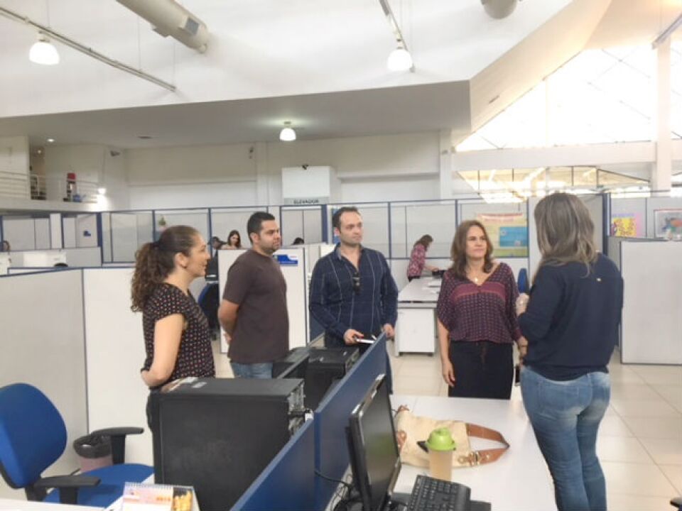 Eliana Pasini é recebida pelos servidores da saúde; ela garante valorizar técnicos da casa