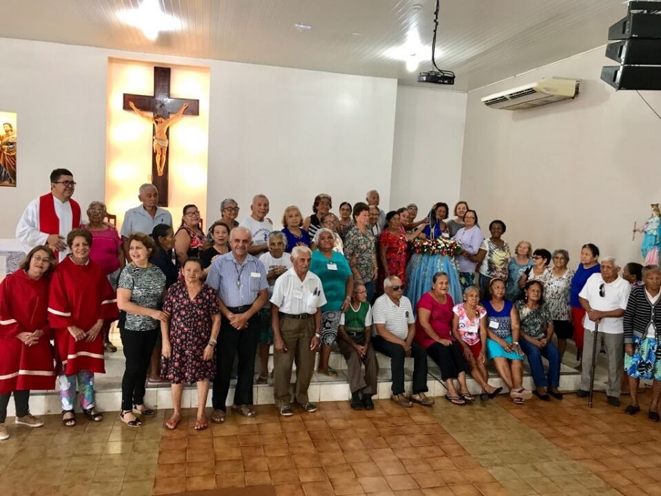 Igreja lotada para jubileu de prata do grupo de Idosos da Sagrada Família