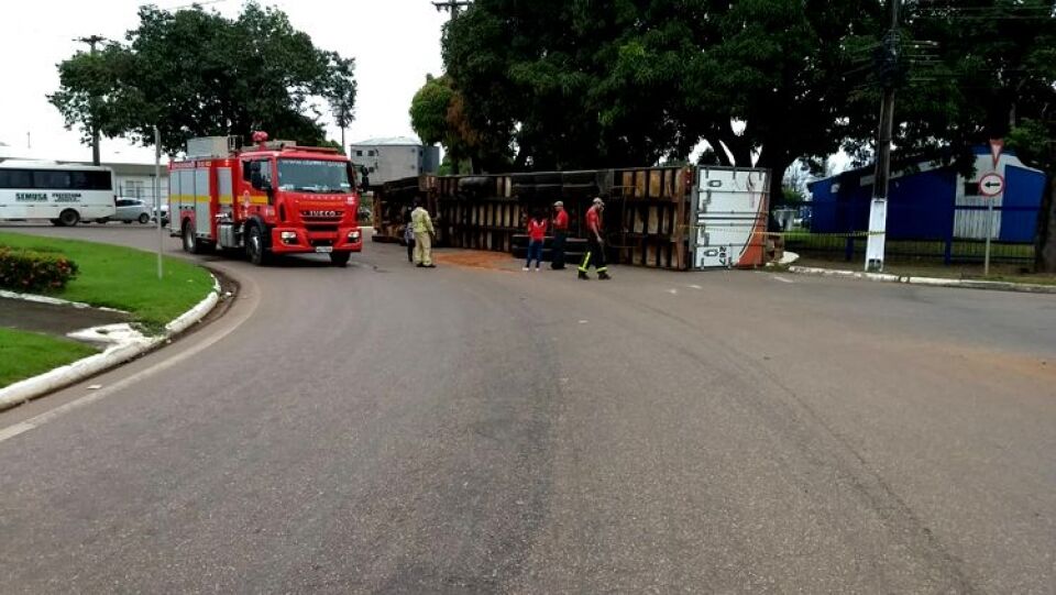 Carreta tomba e deixa motorista ferido em frente ao Ciop