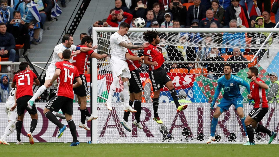 Do banco, Salah vê Egito perder para o Uruguai em estreia