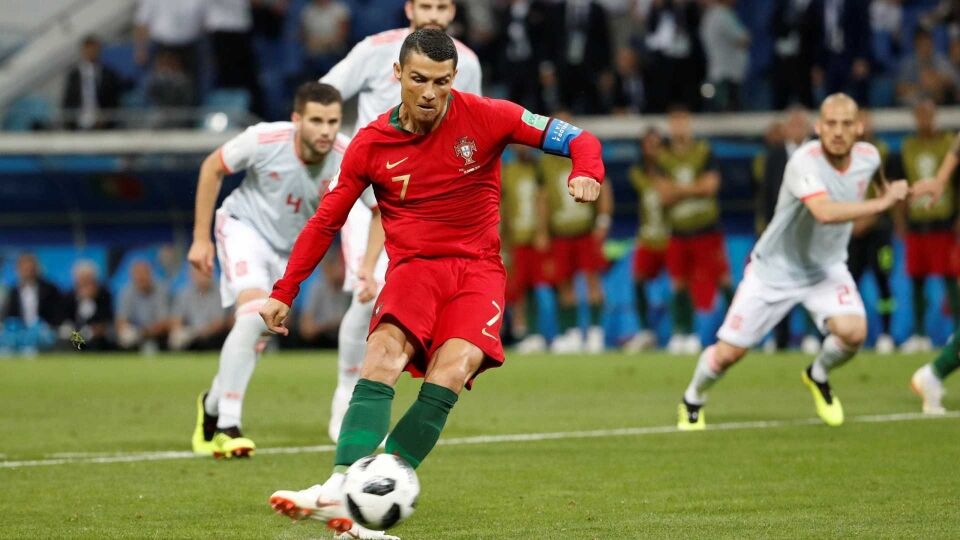 CR7 marca de pênalti e abre o placar para Portugal contra Espanha